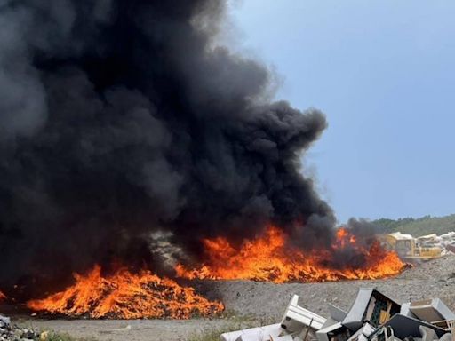 新竹市浸水垃圾掩埋場突發大火 廢棄床墊釀猛烈火勢驚悚畫面曝光