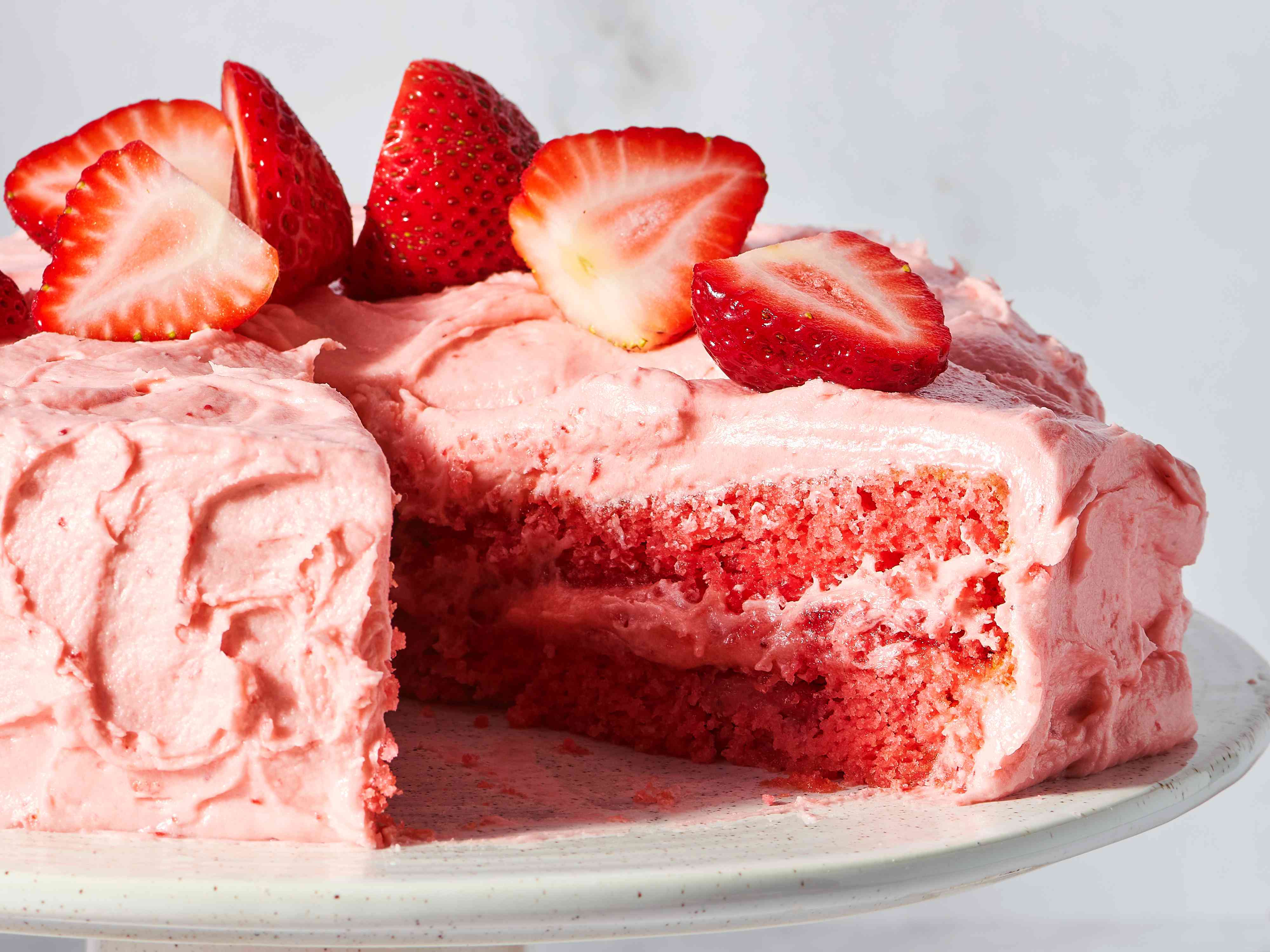 My Mom’s 60-Year-Old Strawberry Cake Recipe Is So Good, My Daughter Has It Framed In Her Kitchen