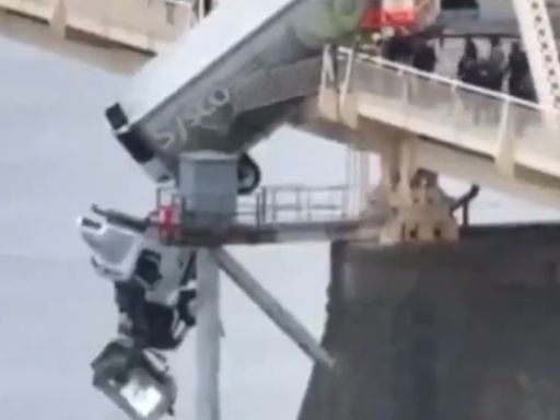 VIDEO: Mujer queda colgada de un puente por 45 minutos tras sufrir accidente en su tráiler