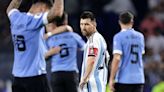 Un jugador de Uruguay que hizo ENOJAR a Lionel Messi será compañero de Lisandro Martínez y Alejandro Garnacho