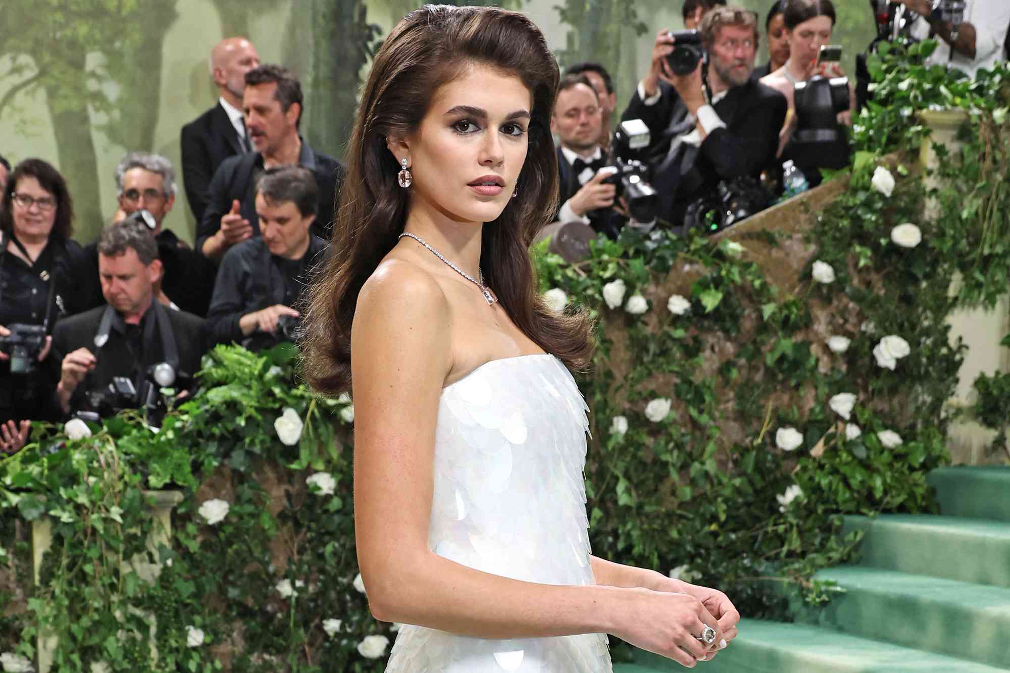 Kaia Gerber Channels Mom Cindy Crawford's '90s Supermodel Hair at Met Gala in Strapless Prada Gown