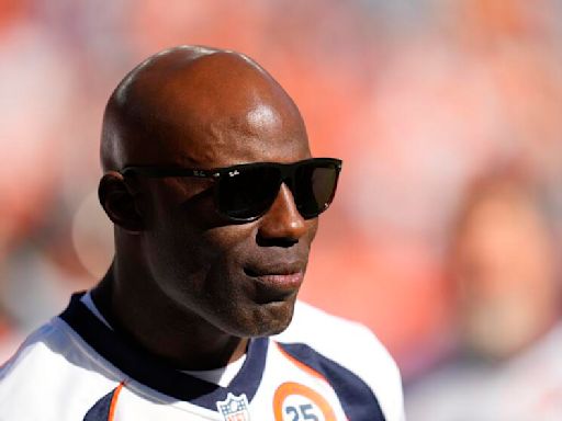 Terrell Davis's lawyer releases video of United plane handcuffing incident, announces lawsuit plans