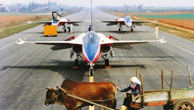 搭上IDF首飛35周年時光機 打賭牛車跨越跑道照片是否為合成