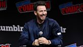 Chris Evans quebra silêncio após foto "autografando bomba" viralizar