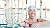 Nadar a los 50 años: los beneficios de practicar uno de los mejores deportes para el cuerpo y los consejos para tirarse a la pileta