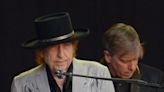 Indignación con el último libro de Bob Dylan: 600 dólares por una copia supuestamente firmada a mano por el artista