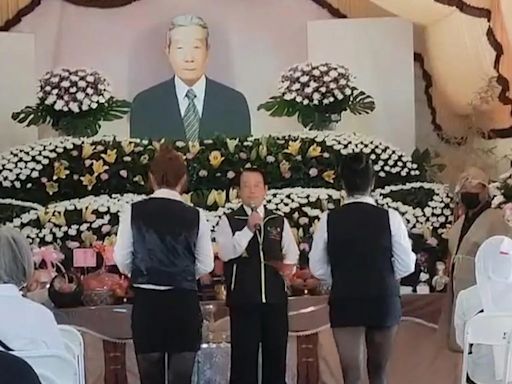 影/工程界「十一哥」告別式！家屬安排怪手送行 辣妹穿泳裝勁歌熱舞