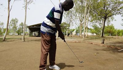 Nada detiene a los golfistas de Burkina Faso: por la escasez de agua juegan en una cancha de tierra