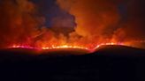 Un incendio forestal fuera de control arrasa Albania