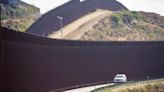 Los cruces de migrantes en la frontera de San Diego disminuyen con la política de Biden