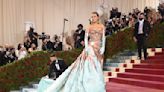 Blake Lively como una Estatua de la Libertad moderna o Kendall Jenner casi desnuda, algunos de los espectaculares looks que la Gala Met nos ha regalado