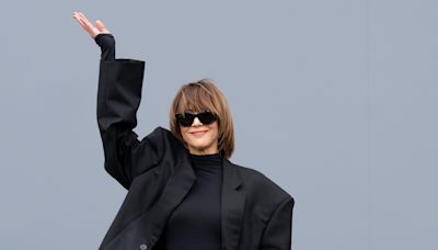 Fashion Week de Paris : Sophie Marceau dévoile comment porter l’oversize avec élégance au défilé Balenciaga