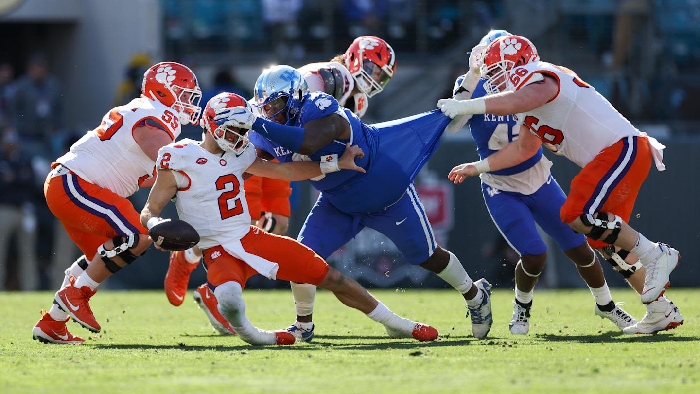 Kentucky's Deone Walker Labeled as a 'Game Wrecker' by South Carolina's Shane Beamer