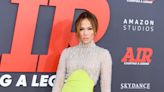 Jennifer Lopez vuelve a arrasar en la alfombra roja con un vestido neón de pedrería