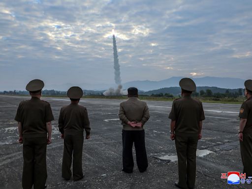 Kim pide reforzar armamento nuclear y convencional de Corea del Norte tras lanzamiento de misiles