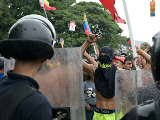 "¡Que entregue el poder!": protestas contra reelección de Maduro en Venezuela