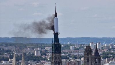 Fire breaks out in spire of French cathedral
