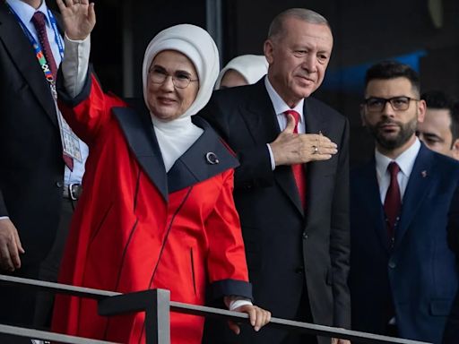 Erdogan critica la sanción "política" a Demiral por realizar el gesto ultra de los Lobos Grises