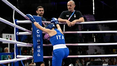 Juegos Olímpicos: el desconsolado llanto de la boxeadora italiana tras abandonar la pelea contra Imane Khelif a los 46 segundos
