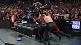 The Bloodline destroza a Roman Reigns en WWE SmackDown