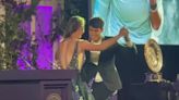 Campeões de Wimbledon, Alcaraz e Krejcikova dançam valsa juntos em cerimônia de premiação