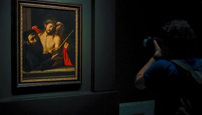 Así ha sido el montaje del ‘Ecce Homo’ en el Museo del Prado: la obra de Caravaggio ya se puede visitar en Madrid