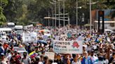 Funcionários do setor público venezuelano vão às ruas por melhores salários