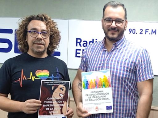 Jorge León y Ramón Mira, trabajadores sociales en Elda, sobre la jornada para visibilizar la importancia de la mujer en la cultura gitana