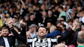 Aficionados sordos del Newcastle inglés vivirán ambiente del estadio gracias a "camisetas sonoras"