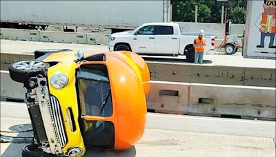 中英對照讀新聞》Oscar Mayer Wienermobile flips onto its side after crash along suburban Chicago highway奧斯卡．邁耶公司的熱狗車在芝加哥郊區公路上發生車禍後側翻 - 中英對照讀新聞 - 自由電子報 專區