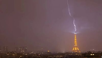 Impresionante: un rayo impactó sobre la Torre Eiffel durante fuertes tormentas | Mundo