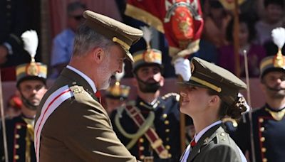 König Felipe von Spanien: Militärische Ehren für Tochter Leonor