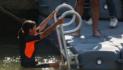 Alcaldesa de París se baña en el Sena para demostrar pureza del agua - La Tercera