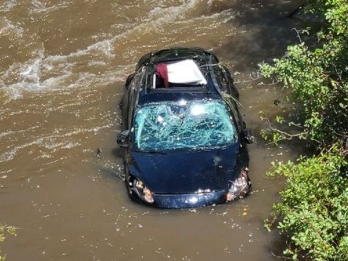 2 B.C. residents awarded after rescuing trapped British couple from car | Globalnews.ca