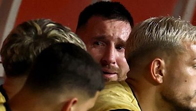El desconsolado llanto de Messi tras retirarse lesionado en la final de la Copa América entre Argentina y Colombia