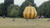 NO COMMENT: Una calabaza gigante despierta la curiosidad en un parque de Londres