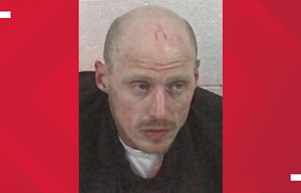 Police searching for prisoner who escaped at Wright City rest stop while en route to North Carolina