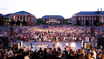 Liberty University holds massive, public prayer gathering as anti-Israel mobs get arrested at Columbia, USC