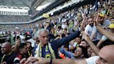 Mourinho firma con el Fenerbahçe turco en una ceremonia multitudinaria