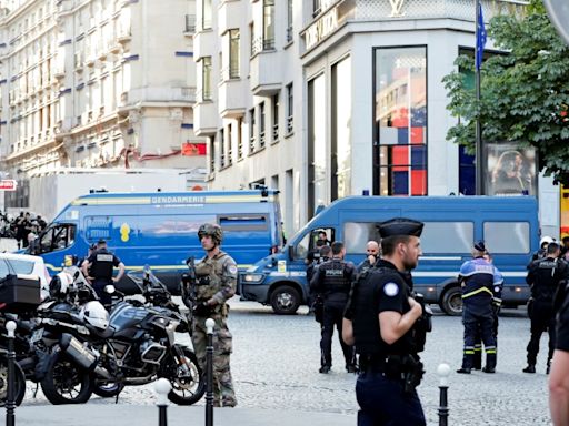 Attaque au couteau à Paris: l'agresseur soupçonné d'un meurtre une heure plus tôt à Courbevoie