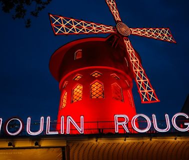 Las aspas del emblemático cabaré parisino Moulin Rouge se desploman