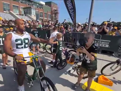 Packers players ride kids’ bikes to training camp for DreamDrive 2024