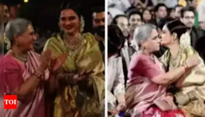 When Rekha and Jaya Bachchan shared a warm hug as Amitabh Bachchan received the Best Actor award | Hindi Movie News - Times of India