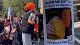 Hundreds gather to watch man eat gigantic jar of cheese balls in NYC - Dexerto