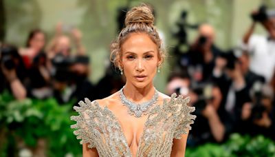 El vestido semitransparente de Jennifer Lopez con el que ha conquistado la alfombra de la MET Gala 2024