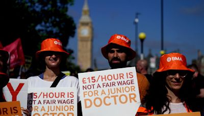 NHS leader warns of widespread weekend disruption as doctors continue strike | ITV News