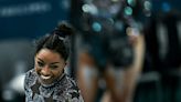 Simone Biles brilla en su debut en París-2024, a pesar de un susto en la pierna