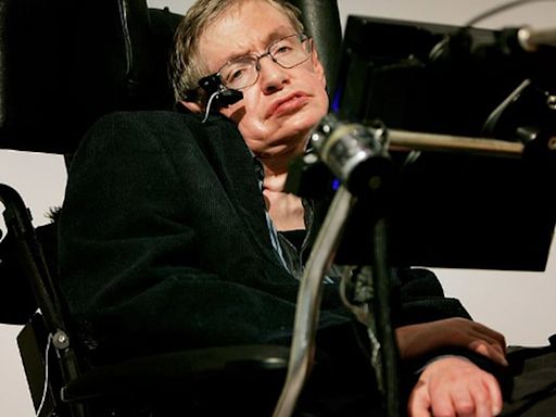 Cartas desde el más allá | Stephen Hawking: "Metí primera a mi silla de ruedas y viví 53 años más de lo previsto" | SER Podcast | Cadena SER