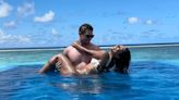 Ex-BBB Amanda Djehdian se joga nos braços do marido nas Maldivas
