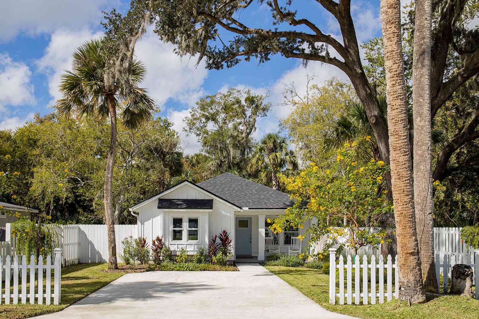 14 Picket Fence Ideas to Create a Classic Look